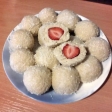 Десертные шарики с клубникой