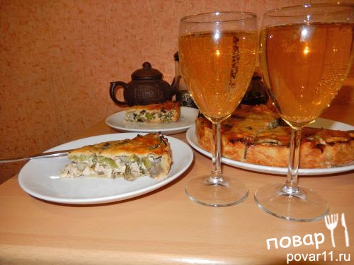 Лоранский пирог с курицей, грибами и брокколи