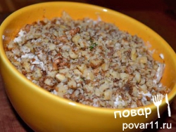 салат из шампиньонов,курицы и грецких орехов