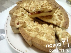 Пирог с клубничным джемом и малиной с голубикой